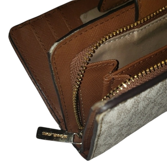Michael Kors Beige Monogram jet set bifold Wallet with Gold Hardware No Callouts - Picture 9 of 12